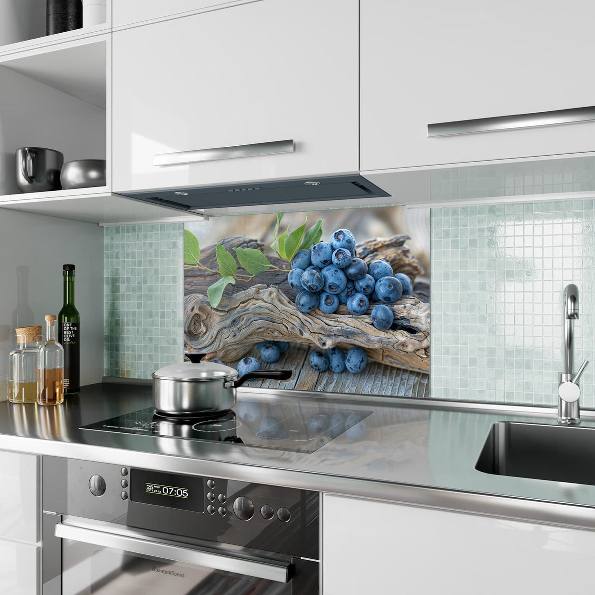 Küchenrückwand aus Glas Treibholz und Blaubeeren im Hochformat als Spritzschutz hinter dem Kochfeld, über dem Fliesenspiegel montiert