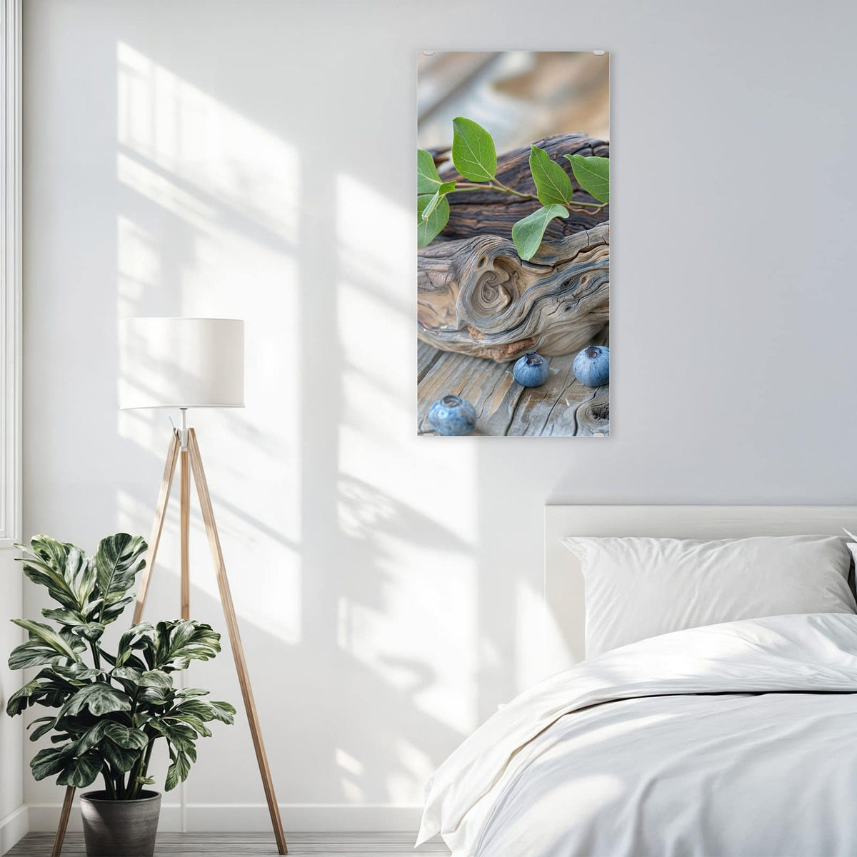 Glasbild Treibholz und Blaubeeren an der Wand – Haufen Blaubeeren mit grünen Blättern auf verwittertem Treibholzast, darunter graue Holzdielen