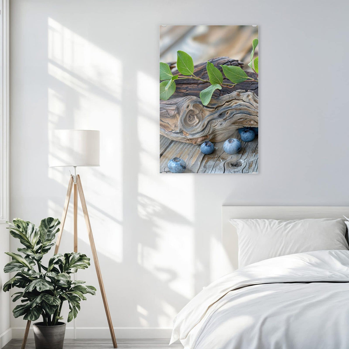 Glasbild Treibholz und Blaubeeren an der Wand – Haufen Blaubeeren mit grünen Blättern auf verwittertem Treibholzast, darunter graue Holzdielen