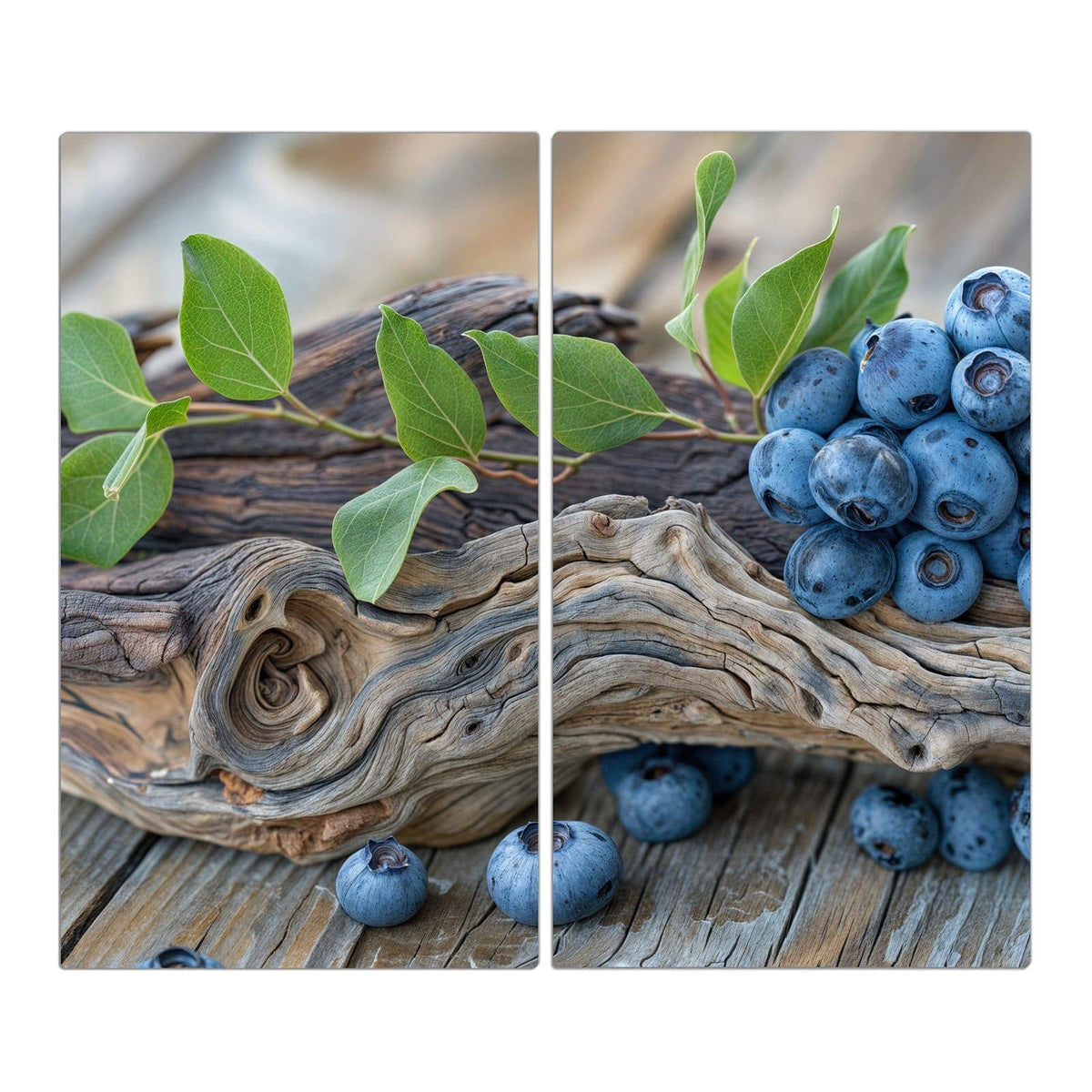 Haufen Blaubeeren mit grünen Blättern auf verwittertem Treibholzast, darunter graue Holzdielen