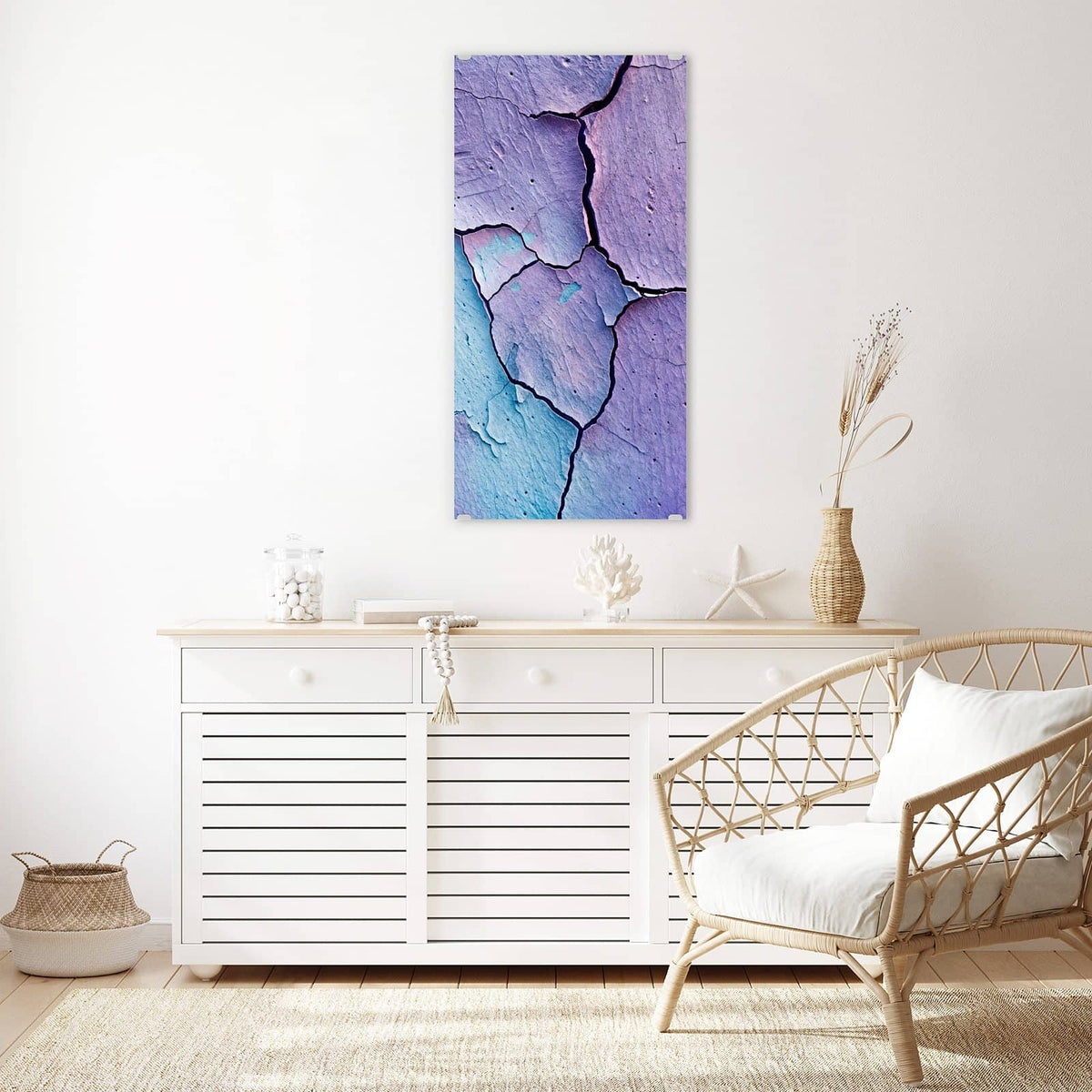 Glasbild Risse in Violett an der Wand – Grob gerissene Wand in Violett und Türkis mit tiefer schwarzer Bruchlinie
