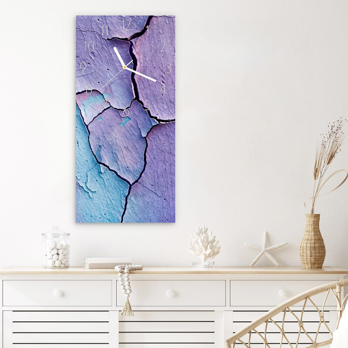 Wanduhr Rissige Oberfläche Detail aus Glas – Hochformat 30 × 60 cm – Rissige Struktur in Violett