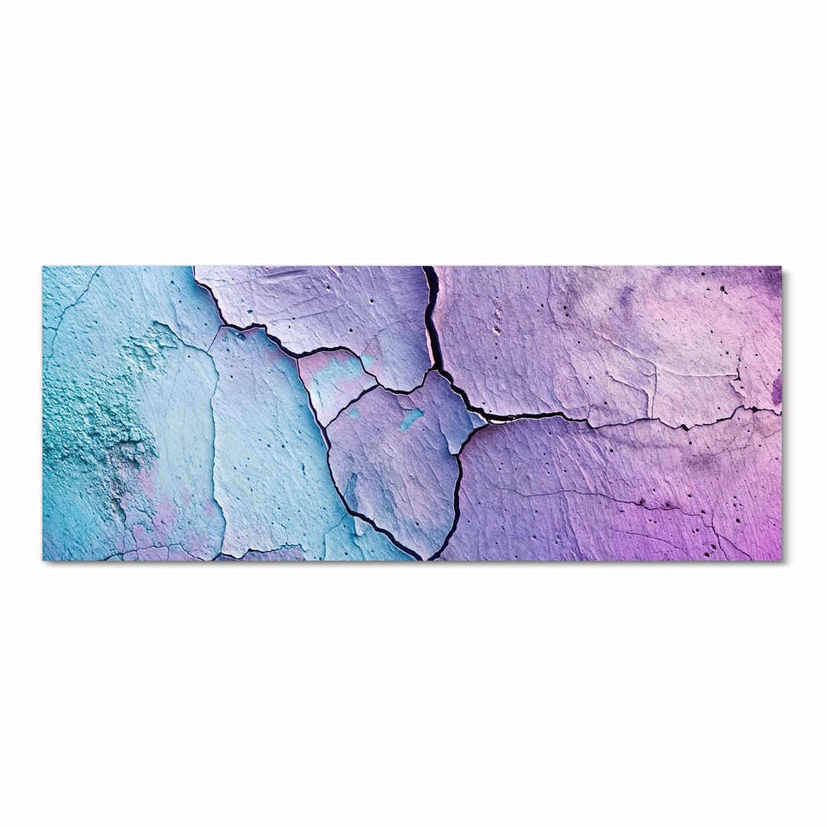 Grob gerissene Wand in Violett und Türkis mit tiefer schwarzer Bruchlinie