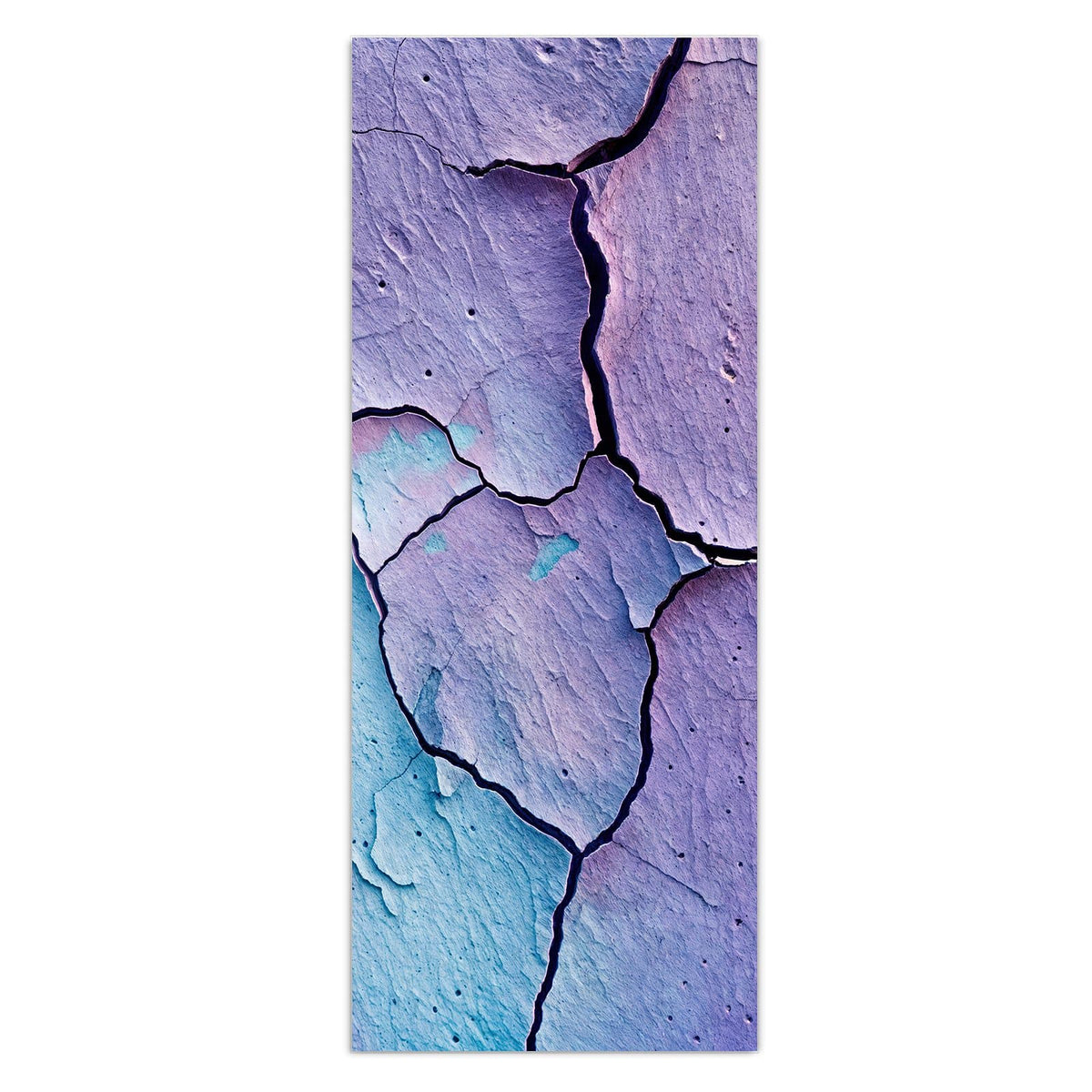 Grob gerissene Wand in Violett und Türkis mit tiefer schwarzer Bruchlinie