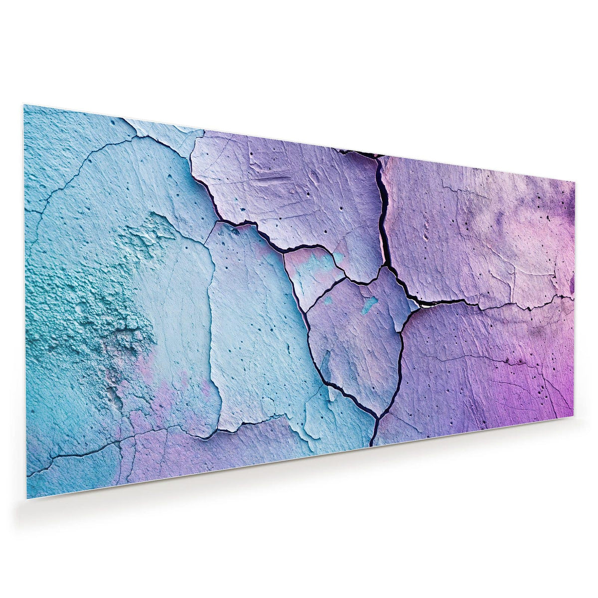 Grob gerissene Wand in Violett und Türkis mit tiefer schwarzer Bruchlinie