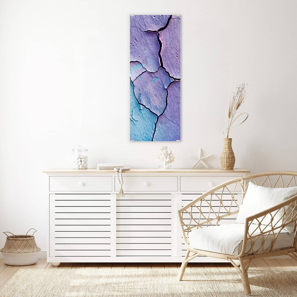 Glasbild Risse in Violett an der Wand – Grob gerissene Wand in Violett und Türkis mit tiefer schwarzer Bruchlinie