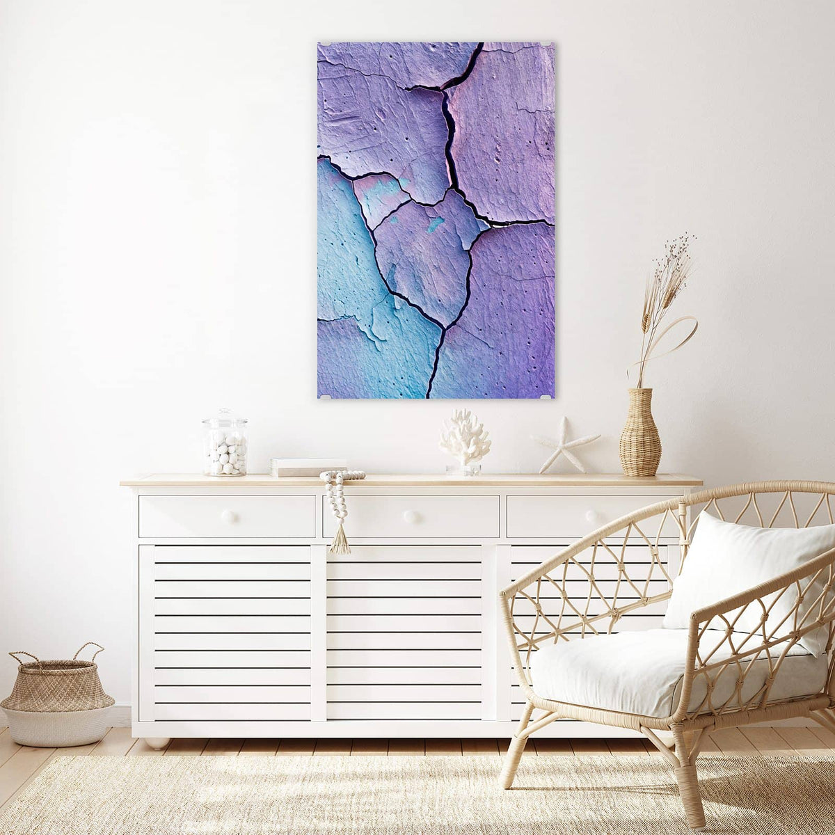 Glasbild Risse in Violett an der Wand – Grob gerissene Wand in Violett und Türkis mit tiefer schwarzer Bruchlinie