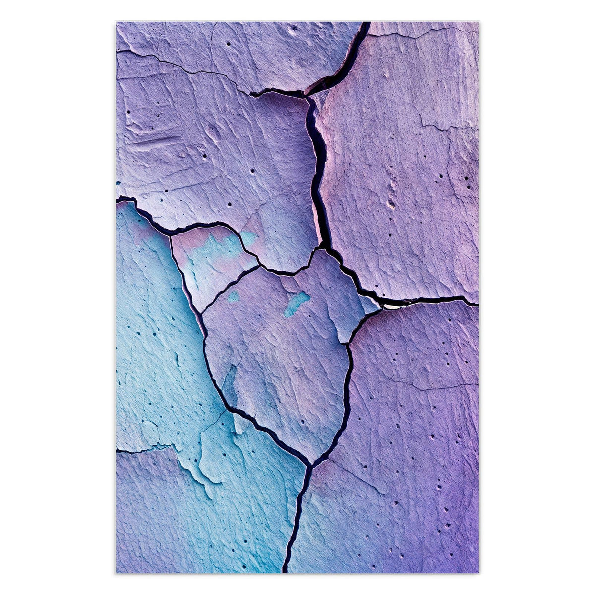 Grob gerissene Wand in Violett und Türkis mit tiefer schwarzer Bruchlinie