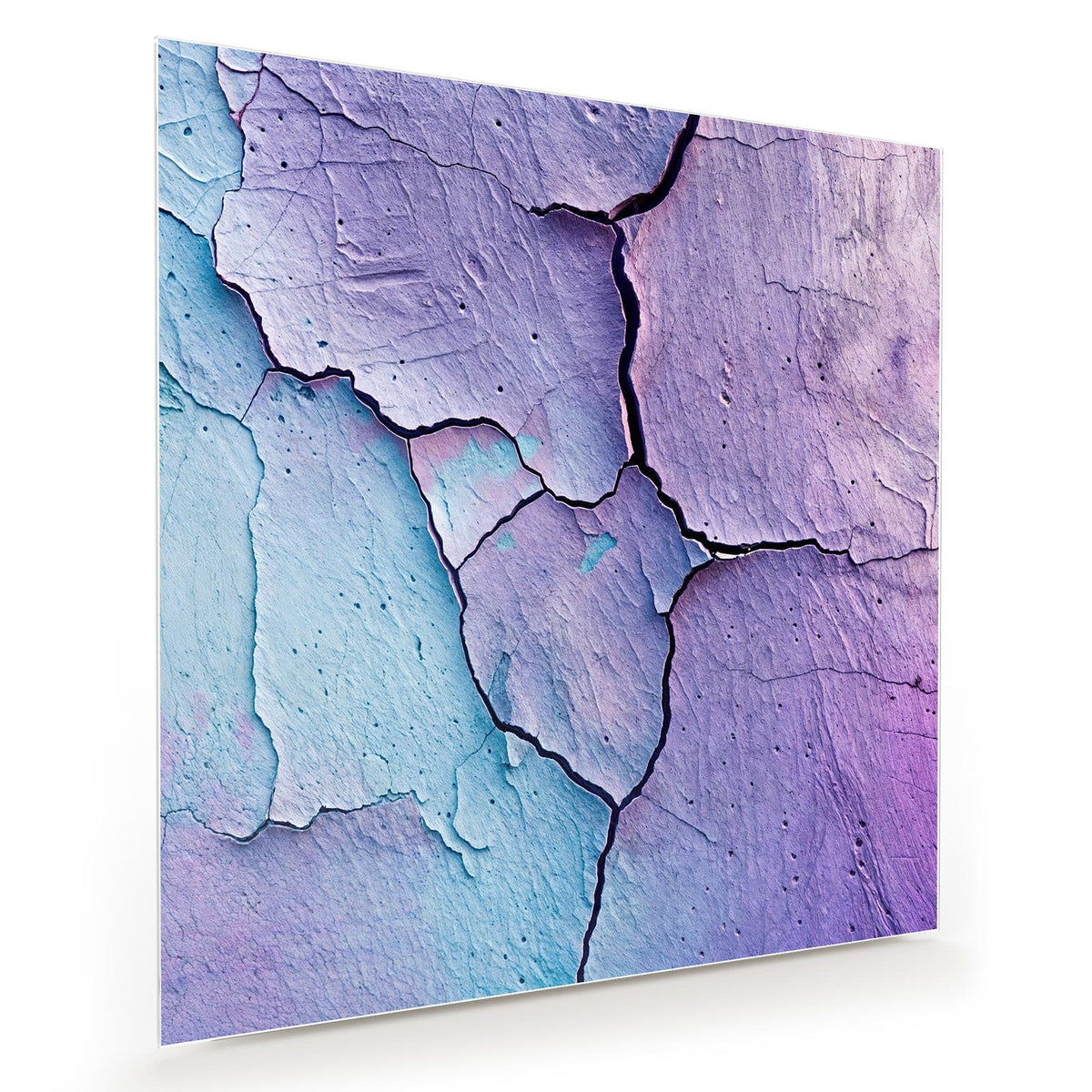 Grob gerissene Wand in Violett und Türkis mit tiefer schwarzer Bruchlinie