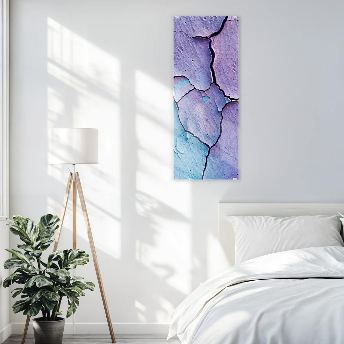 Glasbild Risse in Violett an der Wand – Grob gerissene Wand in Violett und Türkis mit tiefer schwarzer Bruchlinie