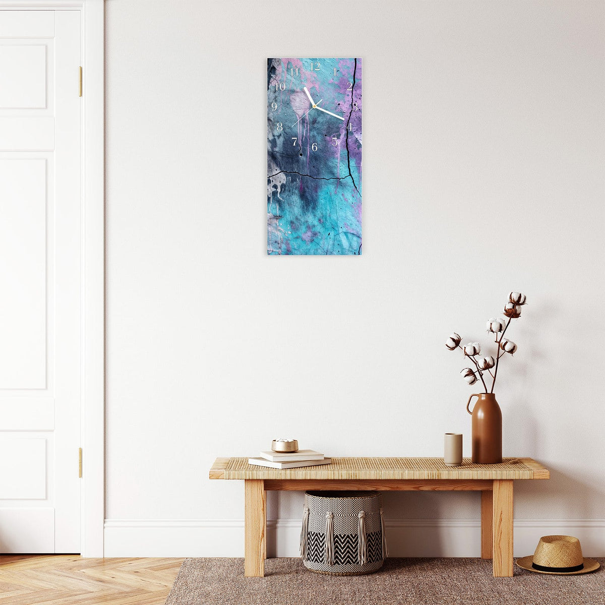Moderne Wanduhr aus Glas mit Farbtiefe – Wanduhr Graffiti Wand Kunst aus Glas – Hochformat 30 × 60 cm