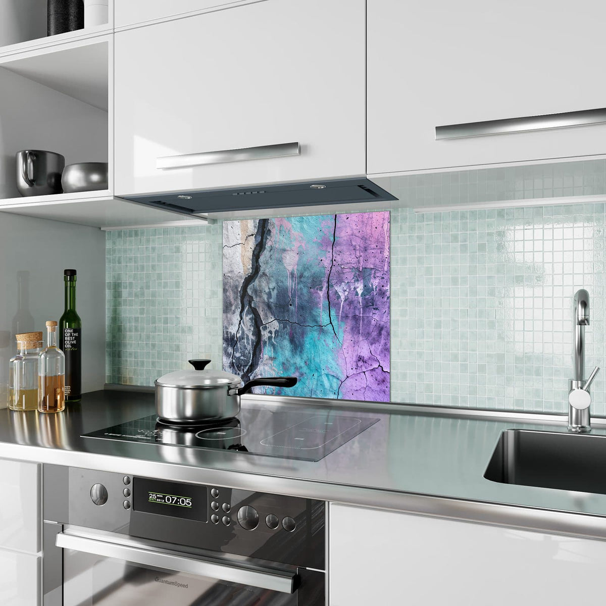 Küchenrückwand aus Glas Rissiger Beton in Lila im quadratischen Format als Spritzschutz hinter dem Kochfeld, über dem Fliesenspiegel montiert