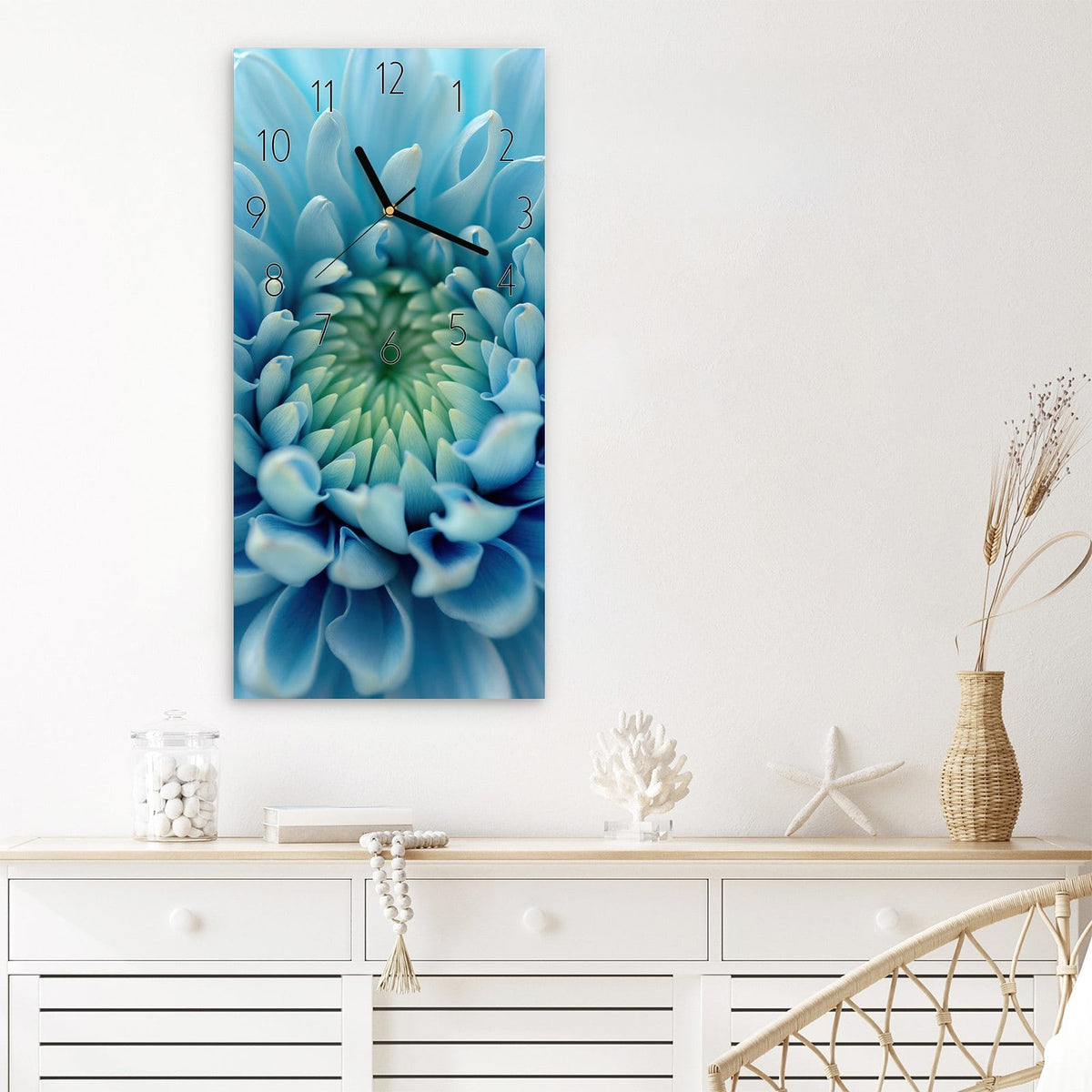 Wanduhr Sanfte Blütenzauber aus Glas – Hochformat 30 × 60 cm – Blaue Blüte in Spiralform