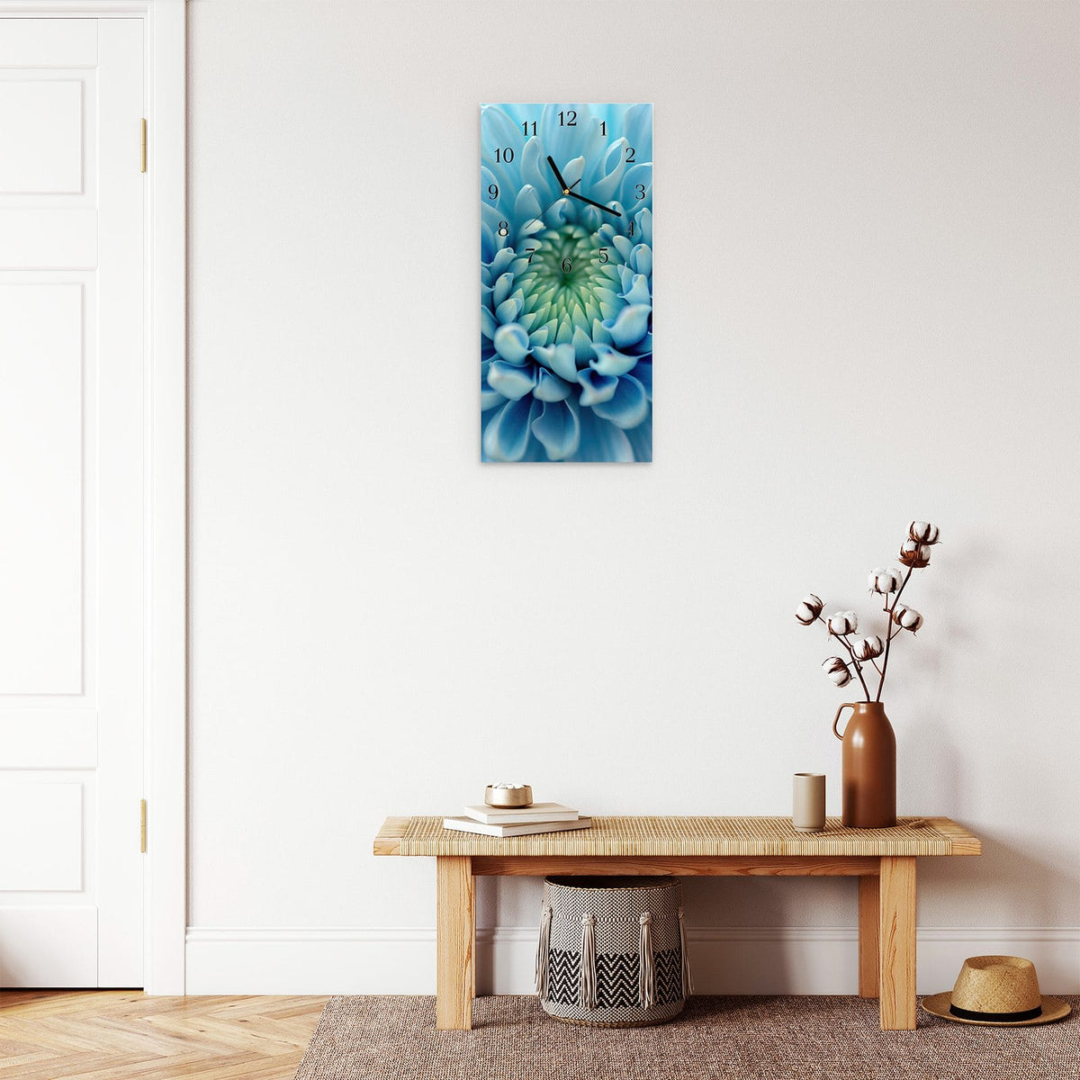 Moderne Wanduhr aus Glas mit Farbtiefe – Wanduhr Sanfte Blütenzauber aus Glas – Hochformat 30 × 60 cm