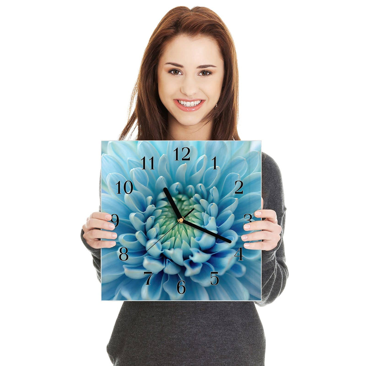 Quadratische Wanduhr aus Glas Helle Chrysantheme in zwei Händen gehalten – Größenvergleich, 30 × 30 cm