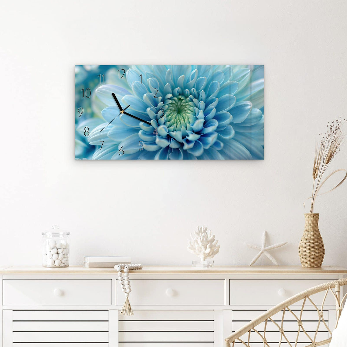 Wanduhr Sanfte Blütenzauber aus Glas – Querformat 60 × 30 cm – Blaue Blüte in Spiralform