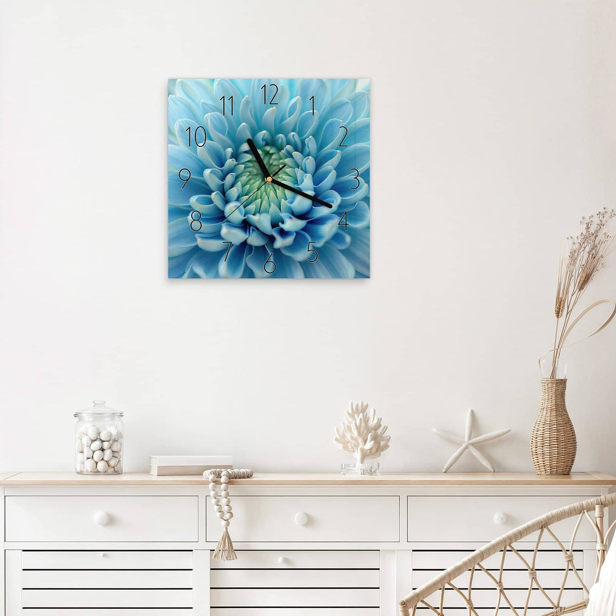Quadratische Wanduhr aus Glas Helle Chrysantheme mit Ziffernblatt Elegant über einem weißen Sideboard
