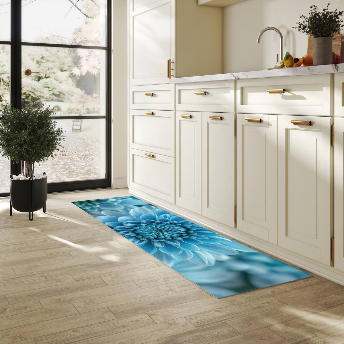 Waschbarer Küchenteppich mit Motiv Blume von Blaue für Ordnung in heller Küche