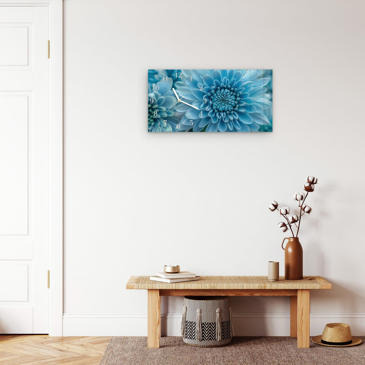 Moderne Wanduhr aus Glas mit Farbtiefe – Wanduhr Blaue Blüte Makro aus Glas – Querformat 60 × 30 cm