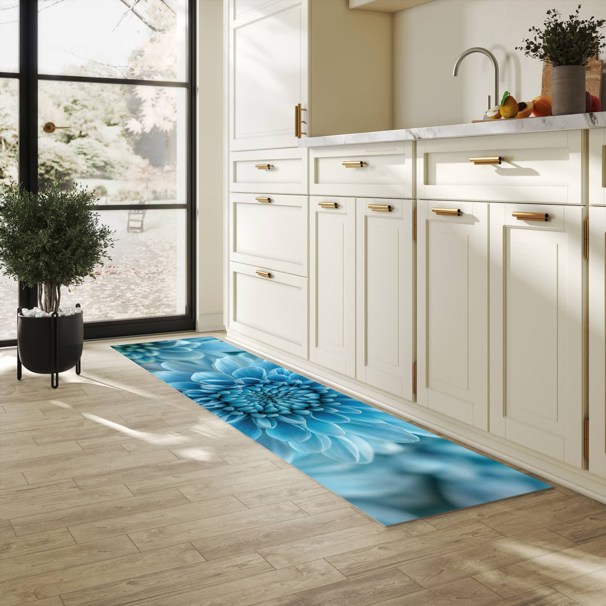 Bodenschonender großer Küchenteppich mit Motiv Blume von Blaue in heller Küche