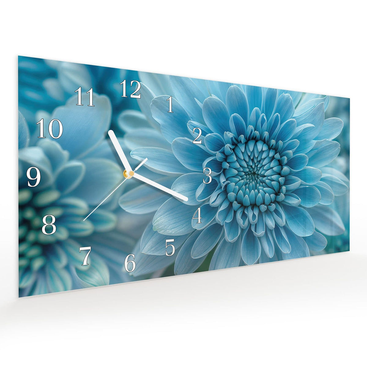 Vormontiert – mit Schwebeeffekt – Wanduhr Blaue Blüte Makro aus Glas – Querformat 60 × 30 cm