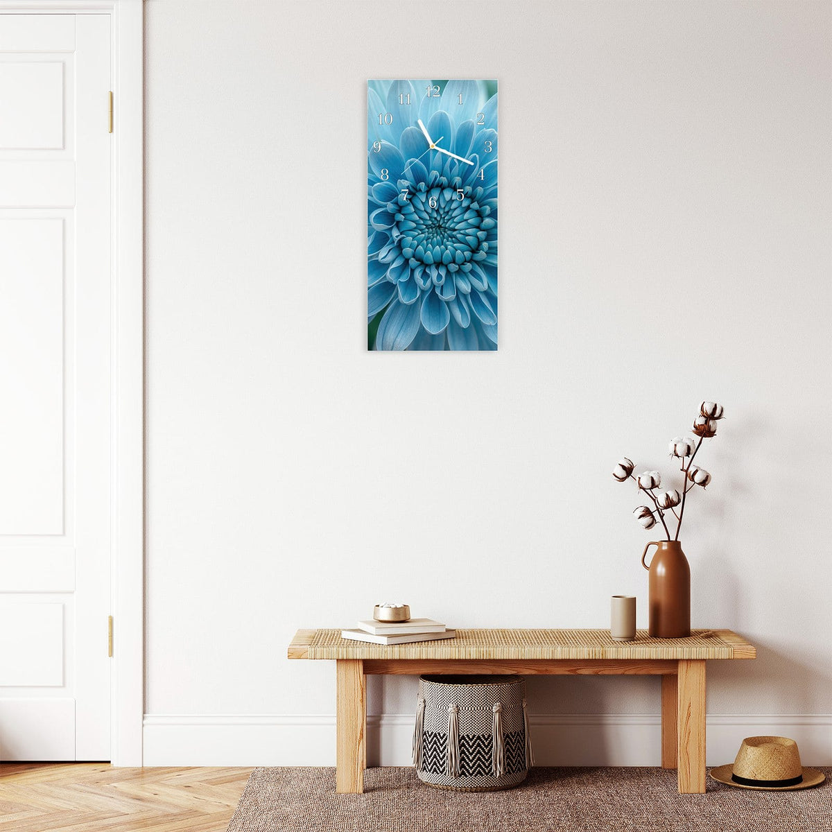 Moderne Wanduhr aus Glas mit Farbtiefe – Wanduhr Blaue Blüte Makro aus Glas – Hochformat 30 × 60 cm