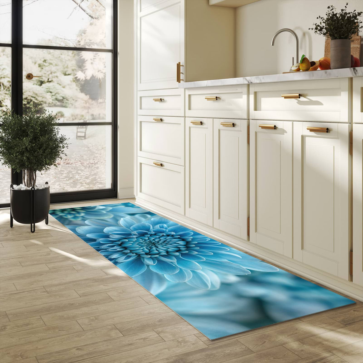 Geräuschdämpfender waschbarer Küchenläufer mit Motiv Blume von Blaue in heller Küche