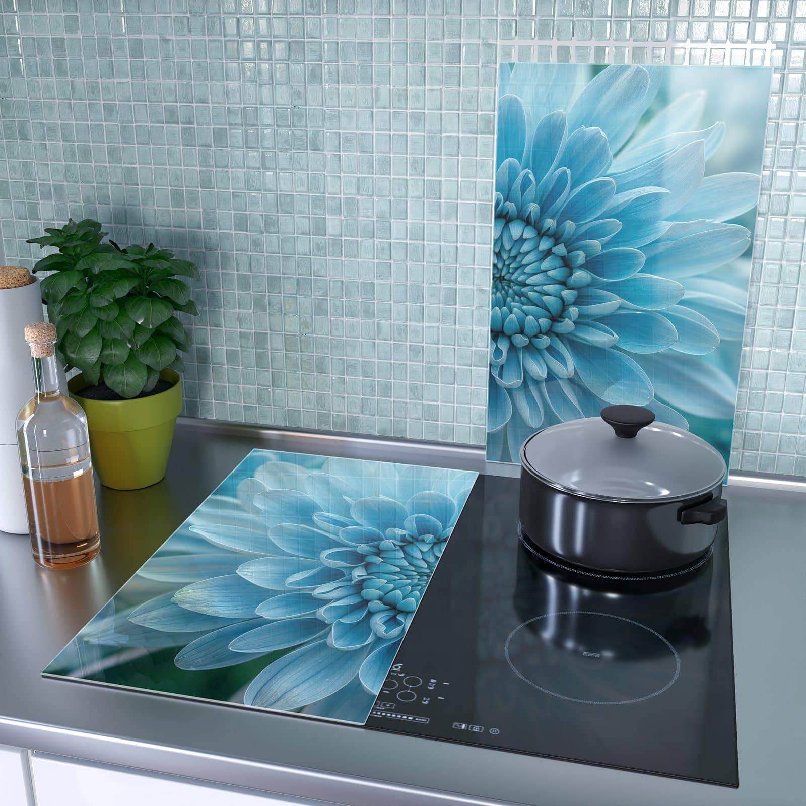 2-teilige Herdabdeckung mit Blaue Blüte Makro-Motiv als Spritzschutz hinter dem Kochfeld