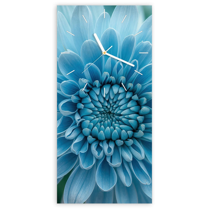 Wanduhr Blaue Blüte Makro aus Glas – Hochformat 30 × 60 cm mit Ziffernblatt Linie