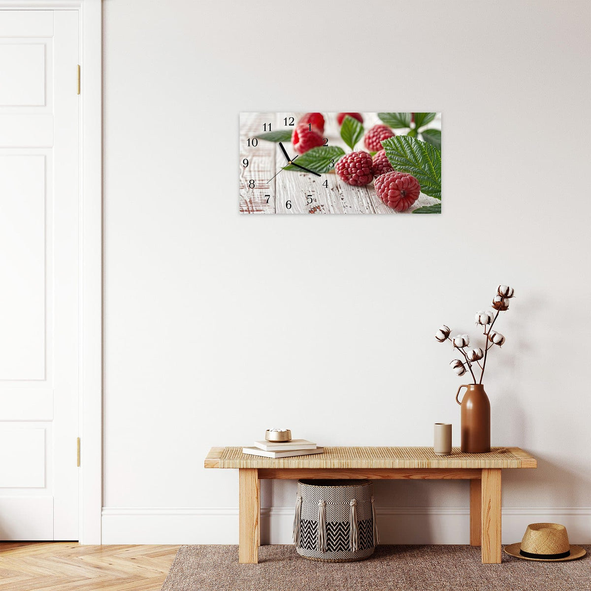 Moderne Wanduhr aus Glas mit Farbtiefe – Wanduhr Himbeeren Holztisch aus Glas – Querformat 60 × 30 cm