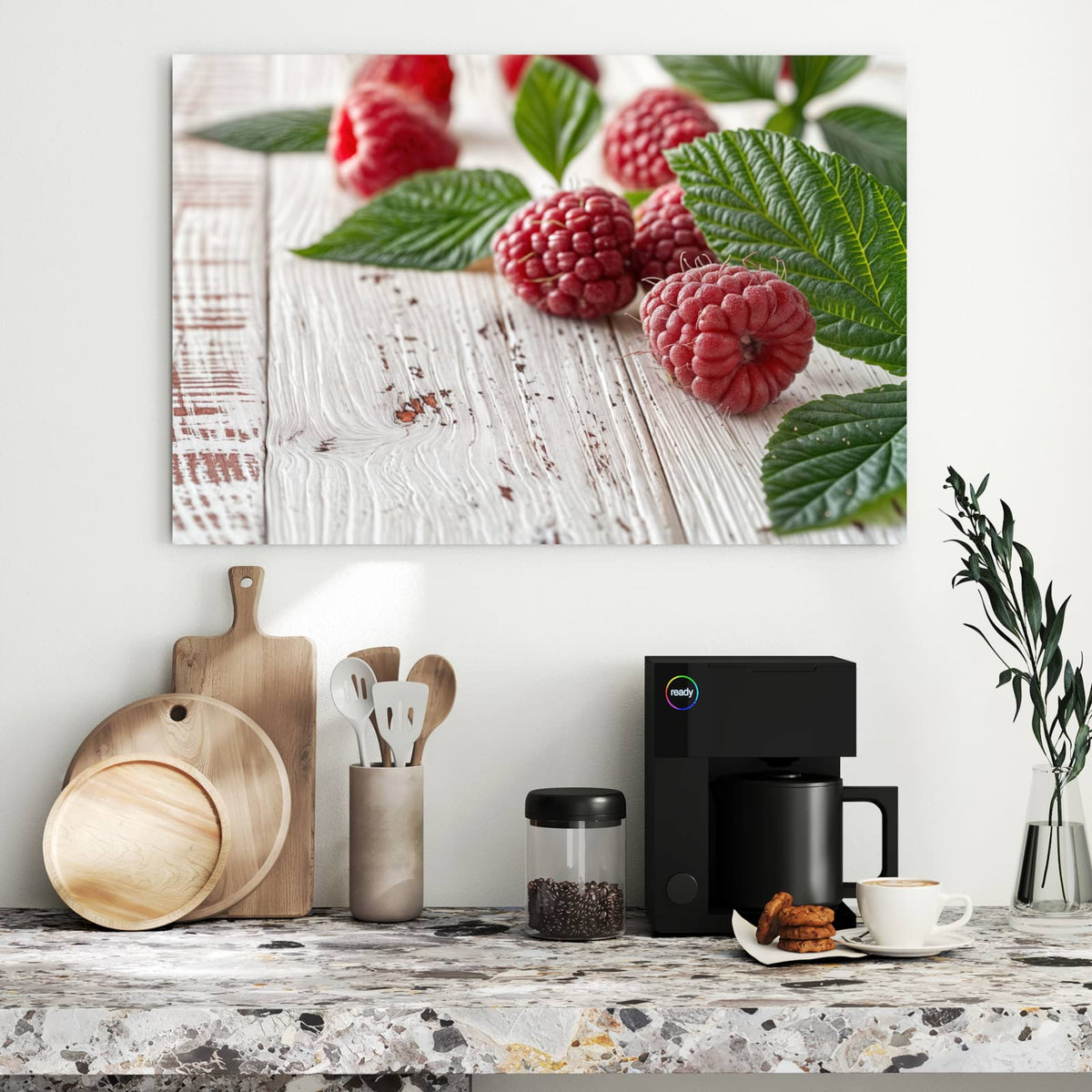 Himbeeren mit grünen Blättern auf weiß gestrichenem Holz