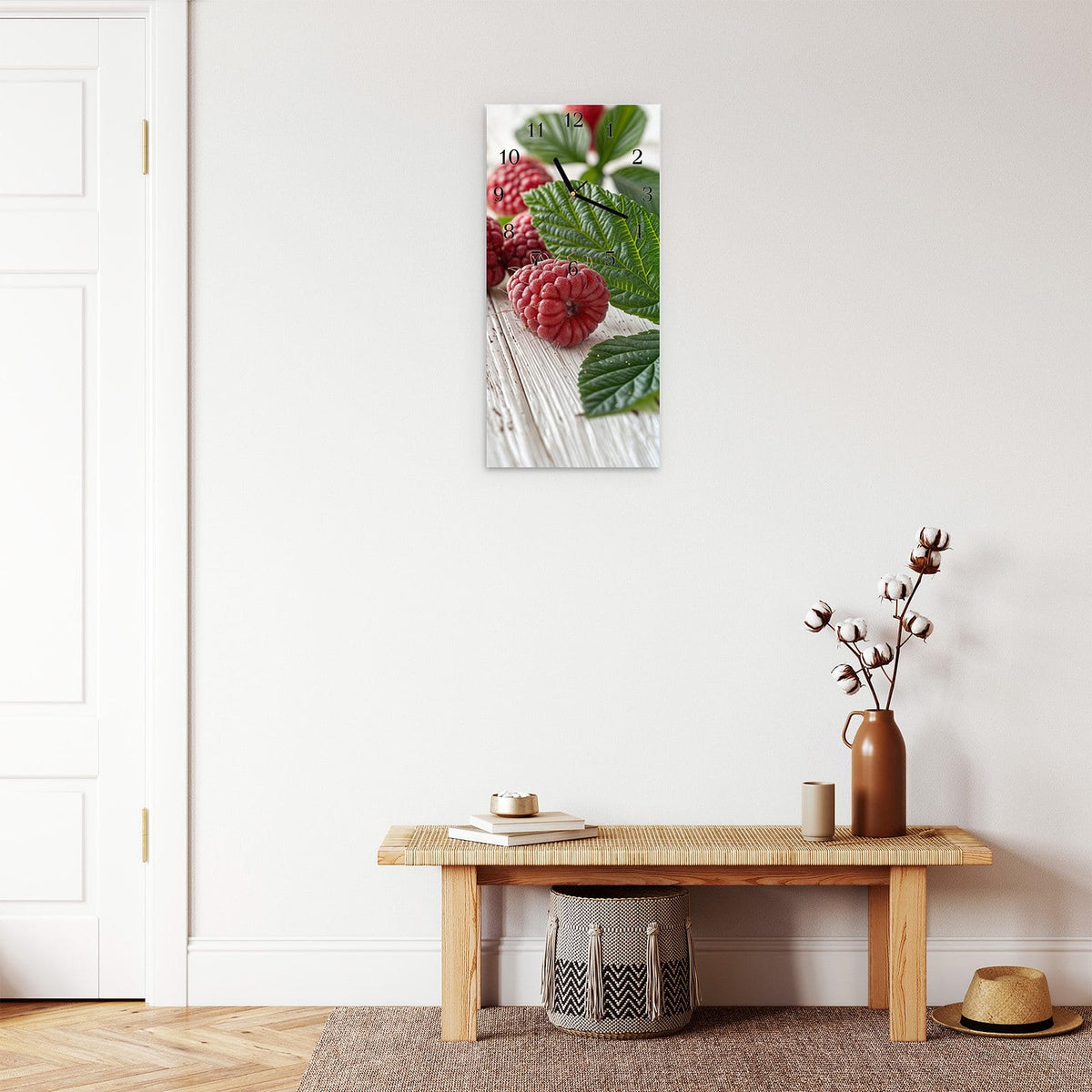 Moderne Wanduhr aus Glas mit Farbtiefe – Wanduhr Himbeeren Holztisch aus Glas – Hochformat 30 × 60 cm