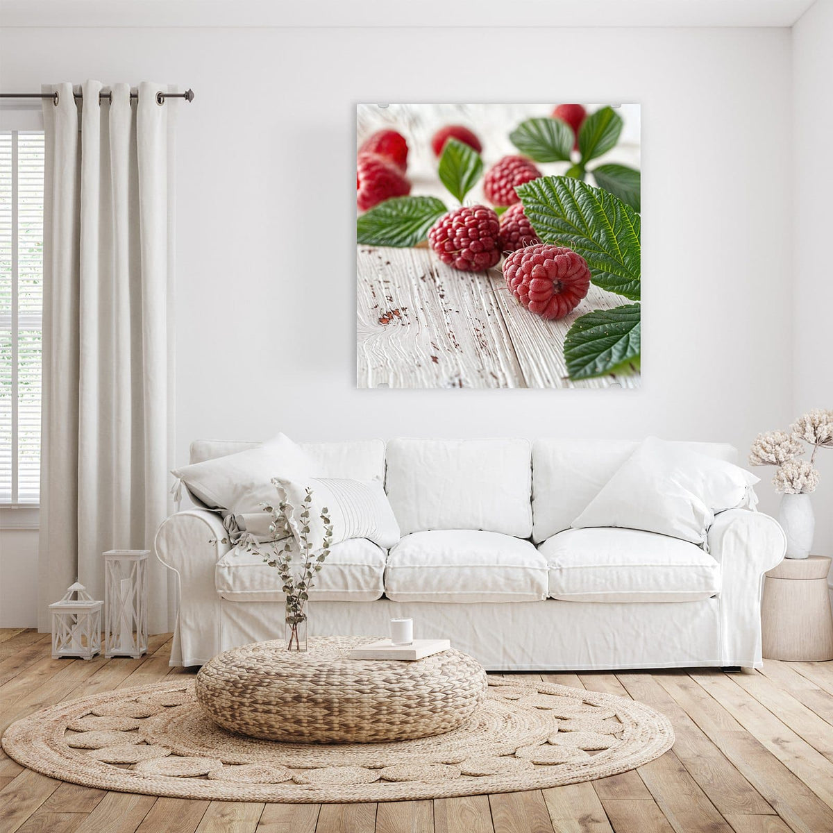 Glasbild Himbeeren auf Weiß an der Wand – Himbeeren mit grünen Blättern auf weiß gestrichenem Holz