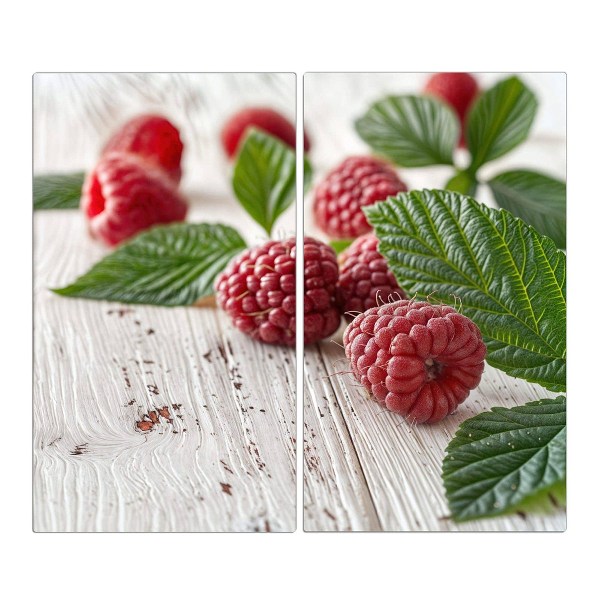 Himbeeren mit grünen Blättern auf weiß gestrichenem Holz