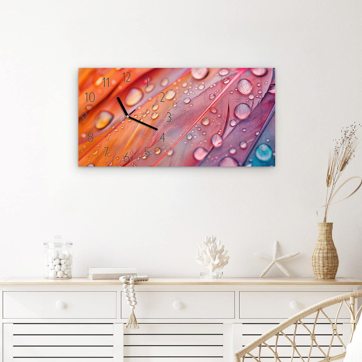 Wanduhr Wassertropfen auf Federn aus Glas – Querformat 60 × 30 cm – Bunte Federn mit Wassertropfen