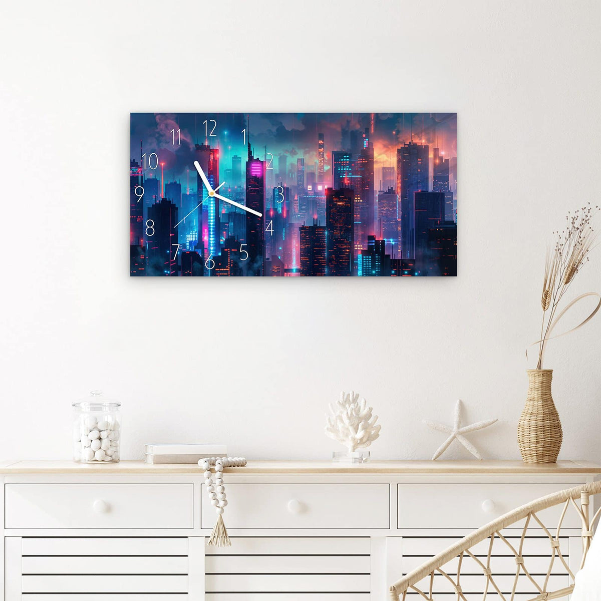 Wanduhr Zukunftsstadt aus Glas – Querformat 60 × 30 cm – Neonleuchtende Skyline bei Nacht
