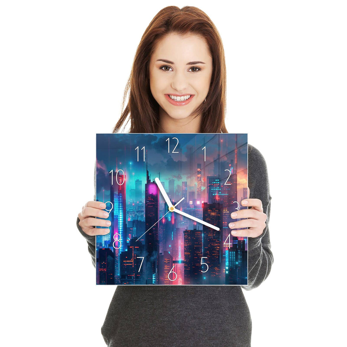 Quadratische Wanduhr aus Glas Neon Skyline bei Nacht in zwei Händen gehalten – Größenvergleich, 30 × 30 cm