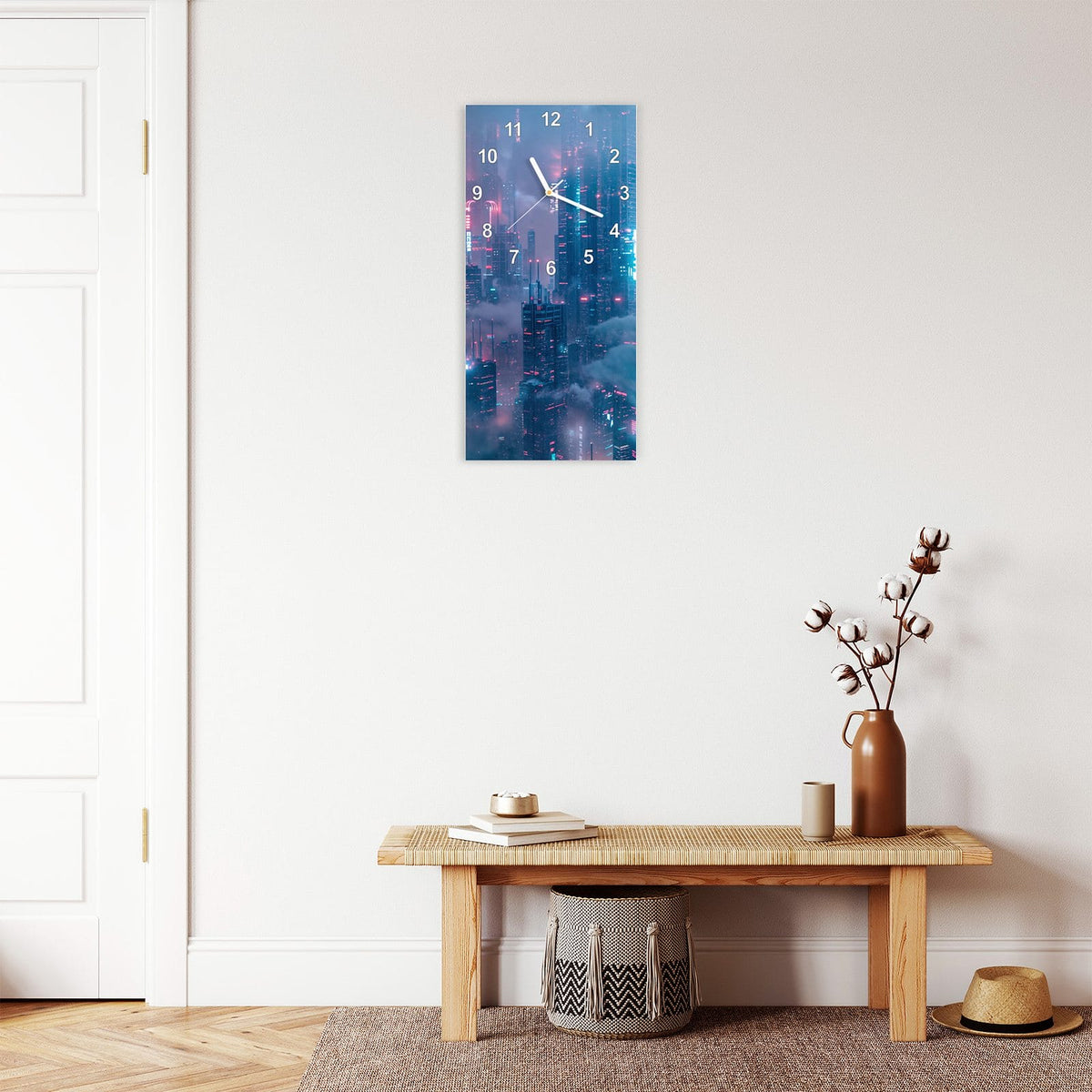 Wanduhr aus Glas im Hochformat Wolkenkratzer in Neon mit Ziffernblatt Modern über einer Holzbank im Flur