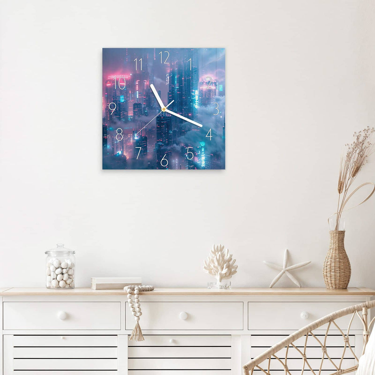 Quadratische Wanduhr aus Glas Wolkenkratzer in Neon mit Ziffernblatt Elegant über einem weißen Sideboard