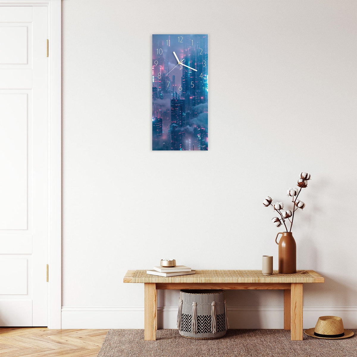 Wanduhr aus Glas im Hochformat Wolkenkratzer in Neon mit Ziffernblatt Elegant über einer Holzbank im Flur