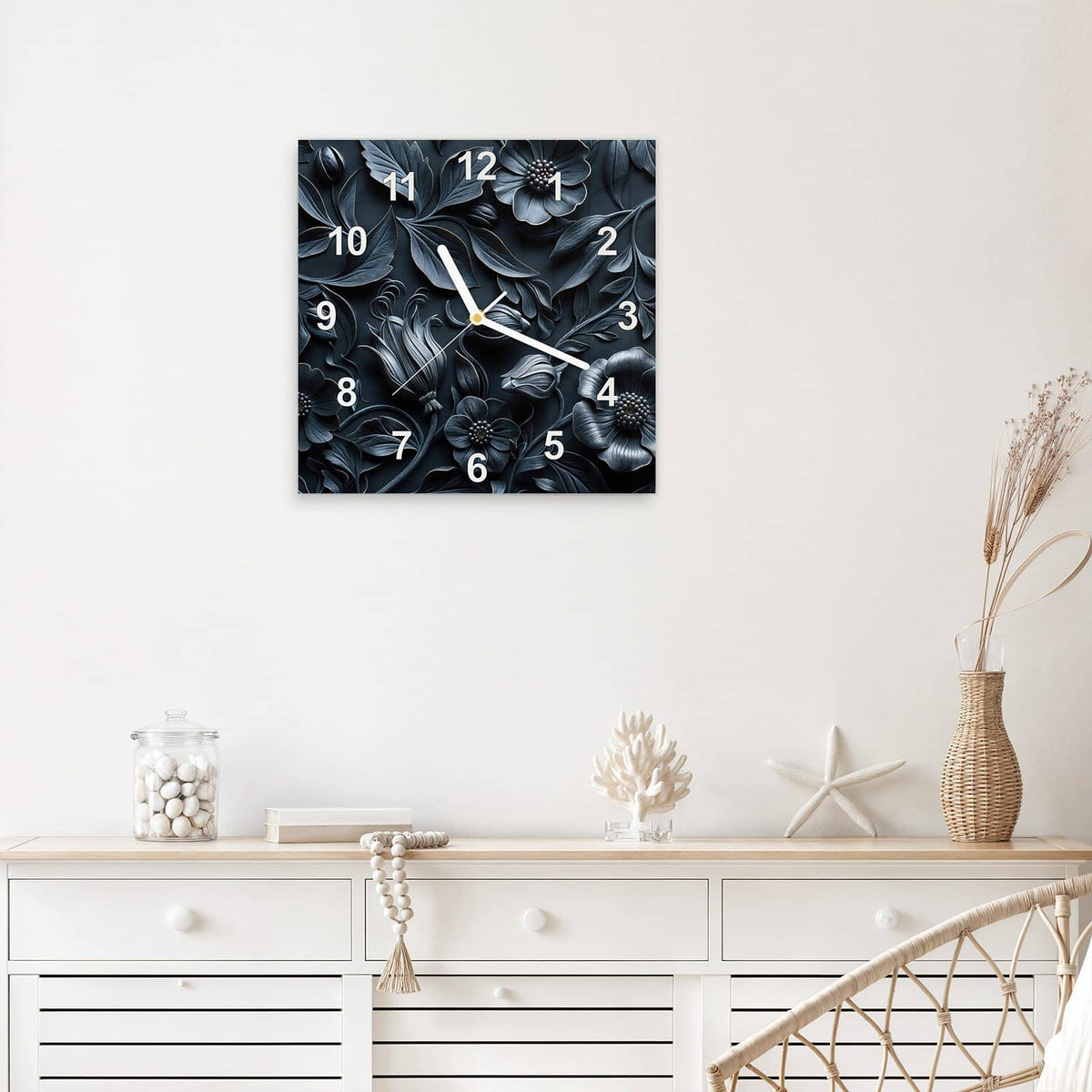 Quadratische Wanduhr aus Glas Relief in Anthrazitblau mit Ziffernblatt Modern über einem weißen Sideboard