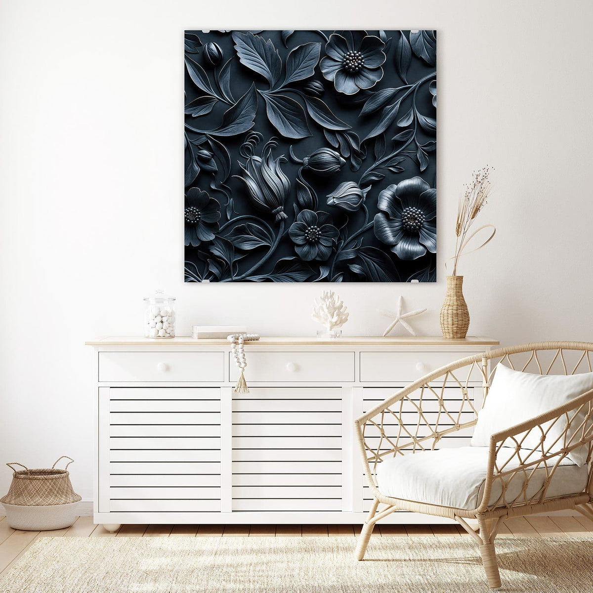 Glasbild Relief in Anthrazitblau an der Wand – Plastisch herausgearbeitete Blüten und Blätter in Anthrazit und Dunkelblau, wie ein geschnitztes Relief.
