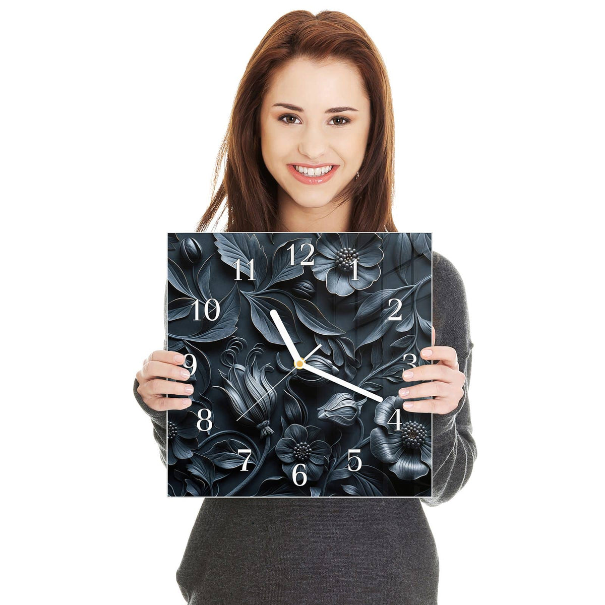 Quadratische Wanduhr aus Glas Relief in Anthrazitblau in zwei Händen gehalten – Größenvergleich, 30 × 30 cm