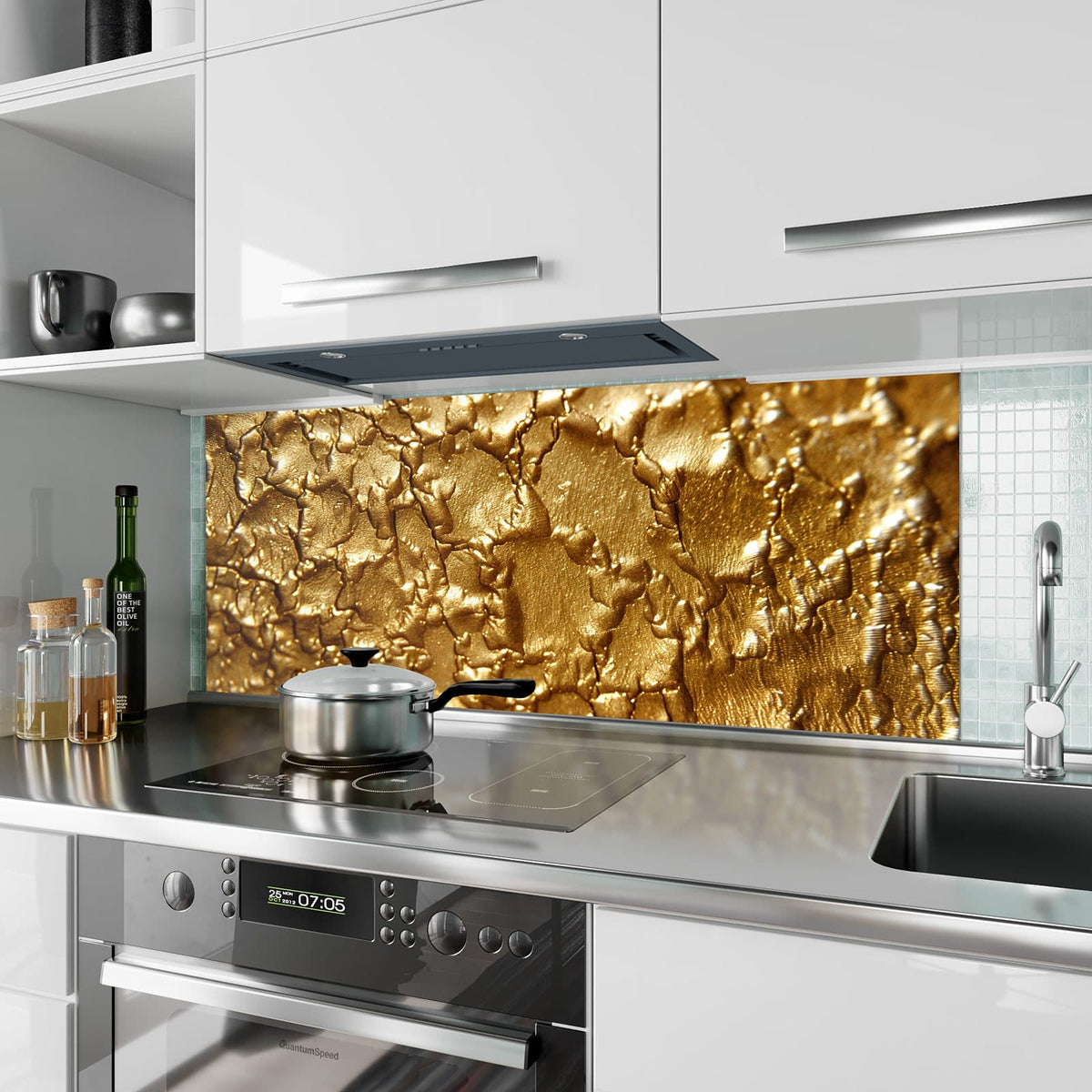 Küchenrückwand aus Glas Rissiges Gold im Hochformat als Spritzschutz hinter dem Kochfeld, über dem Fliesenspiegel montiert