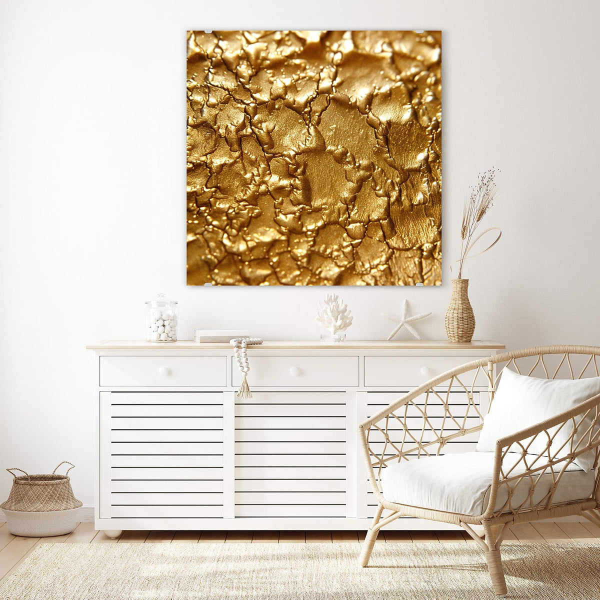 Glasbild Rissiges Gold an der Wand – Dick aufgetragene Goldfläche, plastisch aufgerissen wie trockener Lehm