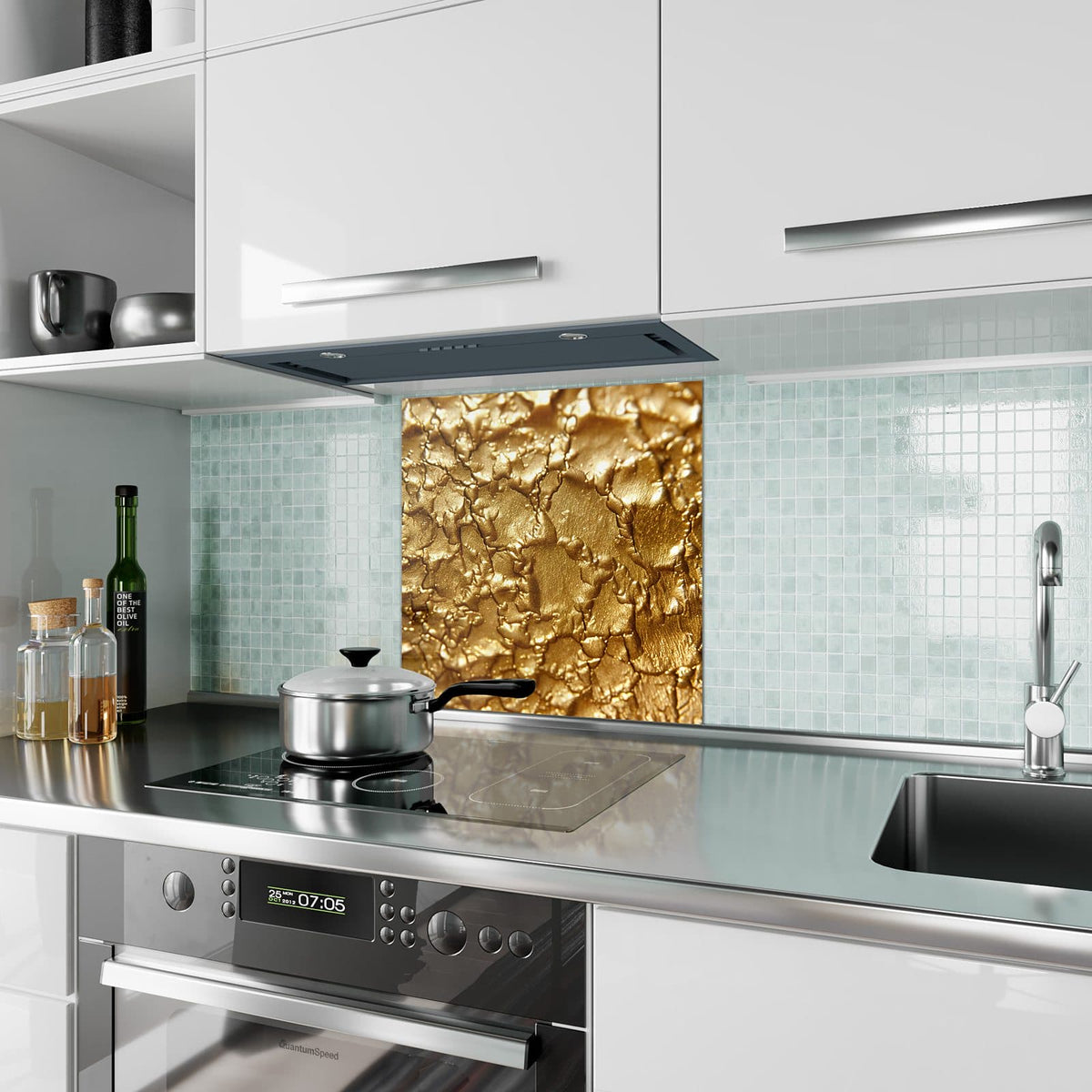 Küchenrückwand aus Glas Rissiges Gold im quadratischen Format als Spritzschutz hinter dem Kochfeld, über dem Fliesenspiegel montiert