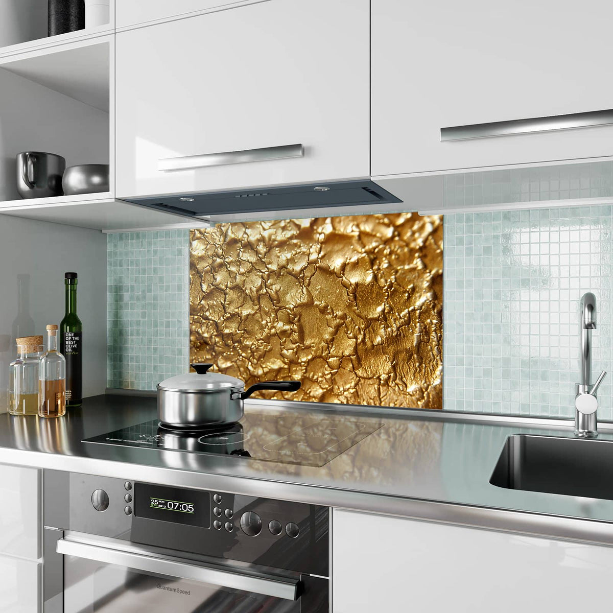 Küchenrückwand aus Glas Rissiges Gold im Hochformat als Spritzschutz hinter dem Kochfeld, über dem Fliesenspiegel montiert