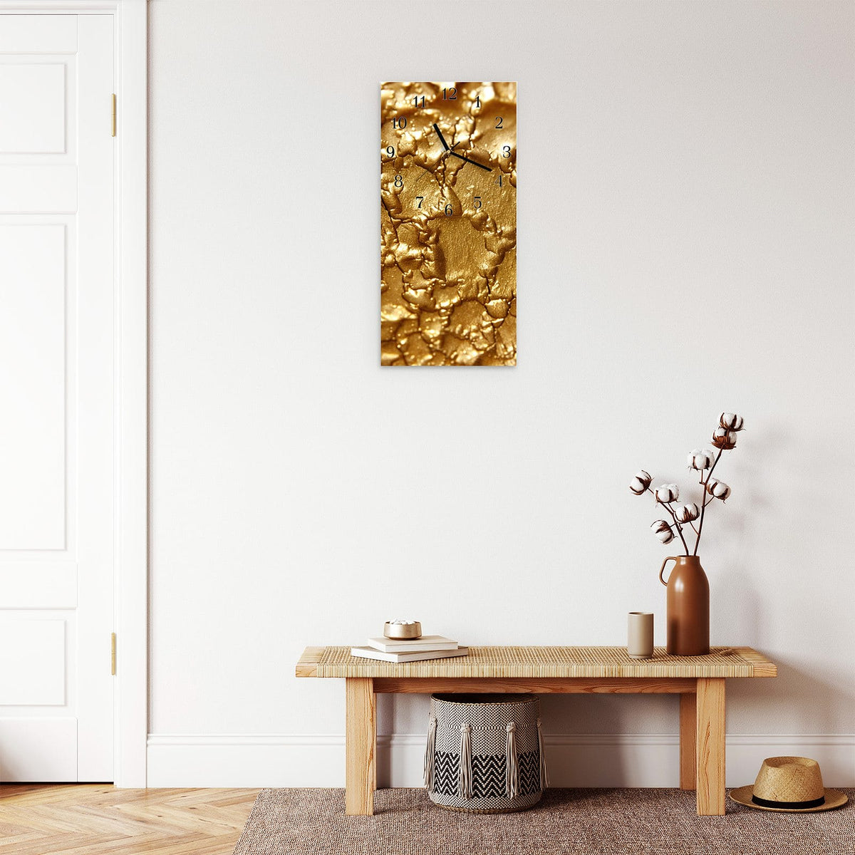 Moderne Wanduhr aus Glas mit Farbtiefe – Wanduhr Goldene Struktur aus Glas – Hochformat 30 × 60 cm
