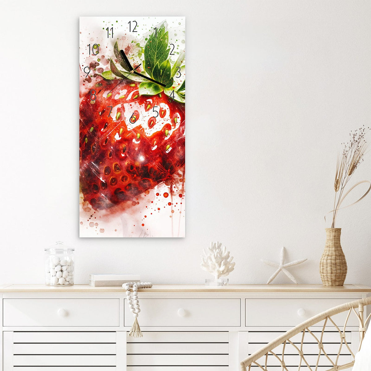Wanduhr Erdbeerkunstwerk aus Glas – Erdbeere mit roten Farbspritzern