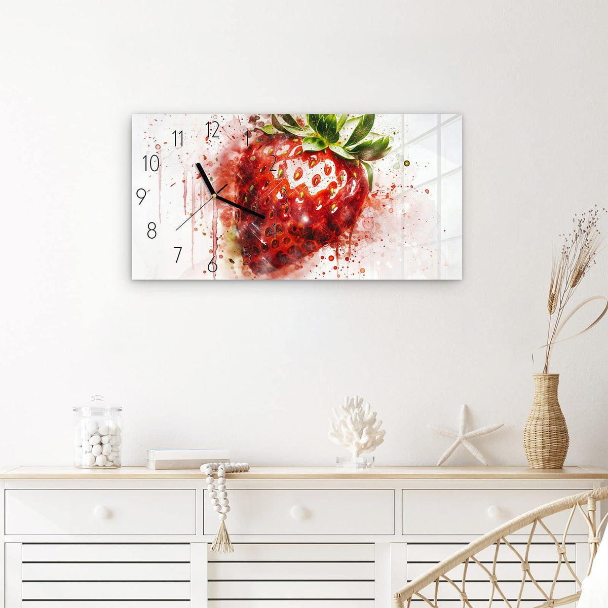 Wanduhr Erdbeerkunstwerk aus Glas – Querformat 60 × 30 cm – Erdbeere mit roten Farbspritzern